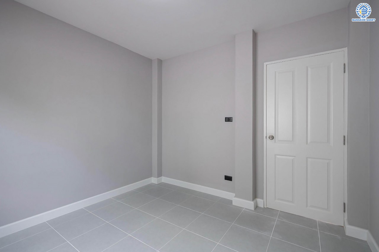 บ้านเดี่ยวฟิลคฤหาสน์มือสองตกแต่งใหม่ แบรนด์ LH ดีไซน์สุดหรูหรา โครงการ ลดาวัลย์ ปิ่นเกล้า เนื้อที่ 178.6 ตร.ว. บนพื้นที่ใช้สอยถึง 651.84 ตร.ม. ฟังก์ชันจัดเต็ม 5 ห้องนอน 7 ห้องน้ำ  1 ห้องแม่บ้าน จอดรถได้ถึง 3 คัน ทำเลศักยภาพติดถนนบรมราชชนนี เชื่อมต่อหลายเส้นทาง ใกล้มหาวิทยาลัยมหิดล และเซ็นทรัลศาลายา